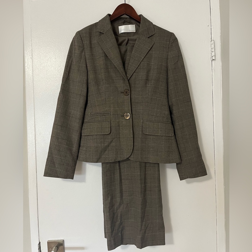 Business two piece suit grey in perfect condition with paded shoulders amarento